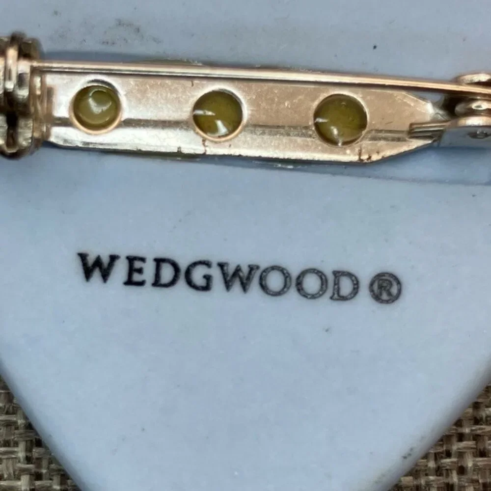 Wedgwood Heart Brooch Pin Light Blue Jasperware 2 In Intricate White Scrollwork - Picture 4 of 6
